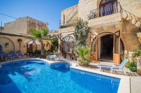4 Bedroom Farmhouse with Private Pool